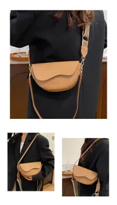 Gros plan du sac besace kaki avec rabat ondulé et large bandoulière en tissu