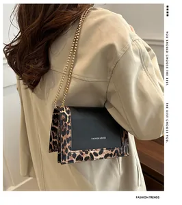 Détail du petit sac carré à imprimé léopard avec chaîne dorée à boules et cuir PU mat élégant