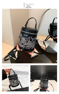 Détails du sac seau gris foncé avec broderie dragon blanc et bandoulière réglable