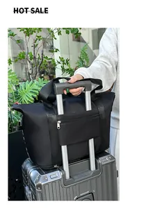 Detalle del bolso de viaje con funda para maleta y bolsillo con cremallera en asa