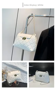 Vues détaillées du sac matelassé blanc avec chaîne dorée et fermoir rotatif rond