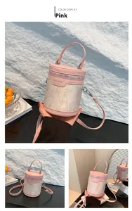 Détails du sac seau rose avec texture dentelle et accessoires métalliques argentés