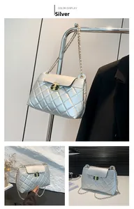 Détail du sac bandoulière matelassé argenté avec chaîne et fermoir rotatif