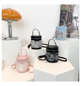 Quatre couleurs de sacs seaux cylindriques sur supports avec détails cuir et jacquard