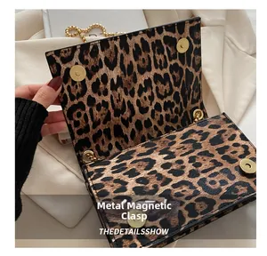 Détail du fermoir magnétique et du motif léopard sur ce sac à bandoulière tendance