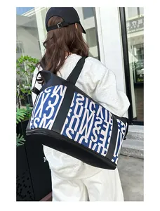Foto en exterior del bolso de viaje grande para mujer con estampado de letras azul y blanco