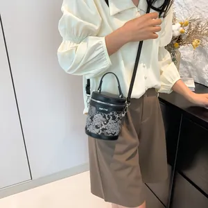 Sac seau cylindrique à imprimé paysage avec bandoulière réglable et amovible