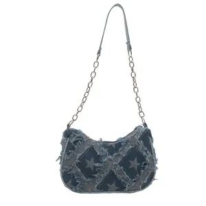 Sac sous le bras en jean bleu clair avec motifs étoiles et chaîne argentée