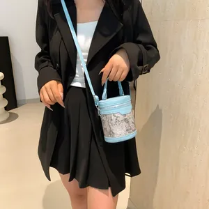 Petit sac seau bleu clair avec tissu gaufré et bandoulière amovible