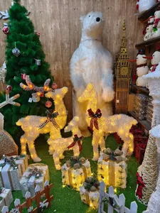 Detail von beleuchteten Weihnachtsrentieren und Geschenkboxen mit warmen LEDs