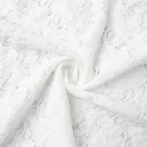 Nahaufnahme von weißem Spitzenstoff mit floralen Mustern und transparenter Textur