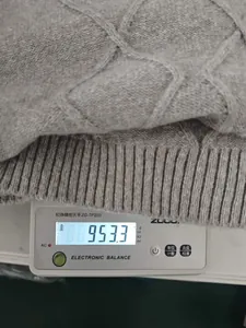 Detailansicht der grauen Strickjacke mit Rautenmuster und geripptem Saum, Gewicht 953,3g