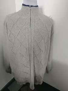 Detailansicht graue Strickjacke mit Reißverschluss, Rautenmuster und Zopfstrick-Struktur