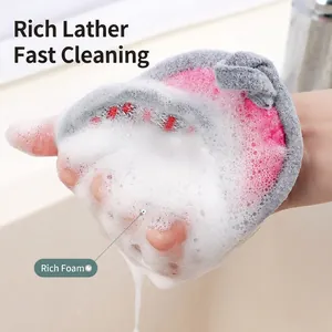 Spugna da cucina rosa e grigia con schiuma ricca per un lavaggio efficace dei piatti