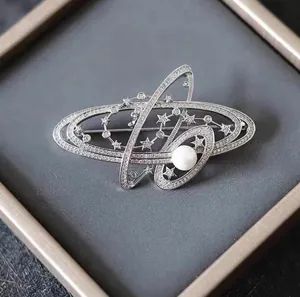 Élégante Broche Planète Saturne en Alliage pour Femmes Hommes Strass Scintillants Perle Artificielle Univers Galaxie Étoile Épingle de Revers Bijoux