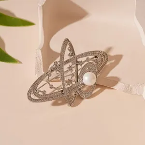 Broche Saturne cosmique en argent avec anneaux étoilés, pavé cristaux et perle