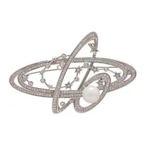 Broche planète Saturne argentée avec orbites en zircon et une perle centrale élégante