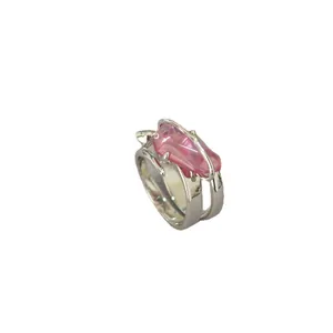 Anello aperto argento astratto con pietra di cristallo rosa irregolare per donna