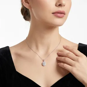 Collier en argent 925 avec pendentif en moissanite sur un modèle féminin élégant