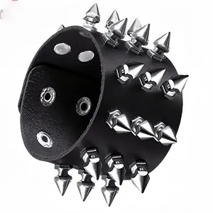 Bracelet punk en cuir noir avec clous coniques argentés et fermoir à pression métal