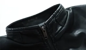 Makroaufnahme der Lederstruktur und des Metallreißverschlusses am Kragen der Bikerjacke