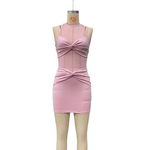Vue détaillée de la robe licou rose avec empiècement en résille et détails de nœuds plissés