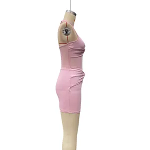 Détail du patchwork en maille rose et du fronçage latéral sur mini robe sans manches