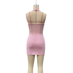 Vue arrière détaillée de la mini-robe rose licou avec patchwork en tulle et rayures mesh