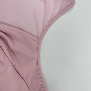 Détail de l'assemblage en mesh rose et tissu lisse avec coutures de haute précision