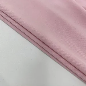 Gros plan de la texture en maille côtelée rose clair avec motif de maille douce