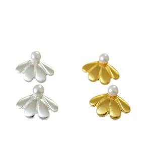 Boucles d'oreilles pétales brossés avec perles blanches en or et argent, style chic