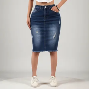 Dettaglio della gonna di jeans blu strappata con orlo a frange e classiche cinque tasche