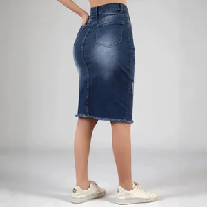 Dettaglio gonna midi in denim con strappi laterali usurati e design con orlo a vivo