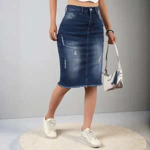 Dettaglio gonna di jeans a vita alta con orlo sfrangiato e lavaggio effetto vintage