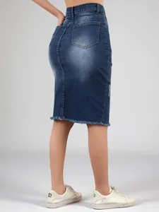 Gonna di jeans blu scuro al ginocchio con orlo sfrangiato e lavaggio vintage, retro