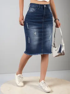 Gonna di jeans blu media lunghezza con dettagli usurati, orlo a taglio vivo e stile a 5 tasche