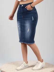 Gonna midi in denim blu scuro con dettagli consumati, vita alta e orlo a taglio vivo