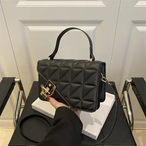 Sac bandoulière matelassé noir chic avec fermoir doré et poignée pour femme