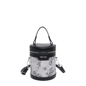 Sac seau chic en cuir noir avec motif de dentelle blanche et bandoulière amovible