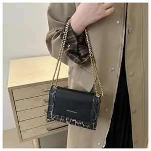 Vue détaillée du mini sac bandoulière léopard avec chaîne dorée porté par un mannequin