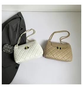 Détails de sacs bandoulière matelassés en blanc et beige avec serrures dorées chic