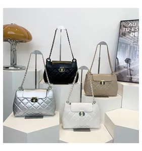 Sacs à rabat matelassés en losange noir, argent, beige et blanc avec chaîne dorée