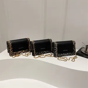 Trois mini sacs à bandoulière carrés à imprimé léopard avec chaîne en couleurs assorties