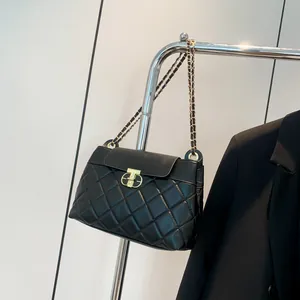Sac bandoulière matelassé noir avec chaîne dorée et fermoir logo pour le style urbain