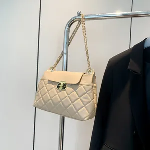 Sac bandoulière beige matelassé avec chaîne dorée et fermeture à rabat sur fond blanc