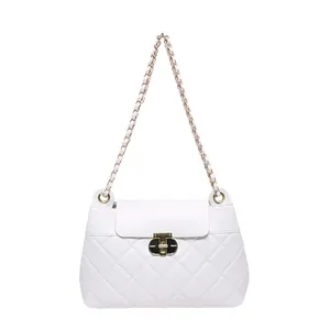 Sac bandoulière matelassé blanc avec chaîne dorée et fermoir rotatif sur fond blanc