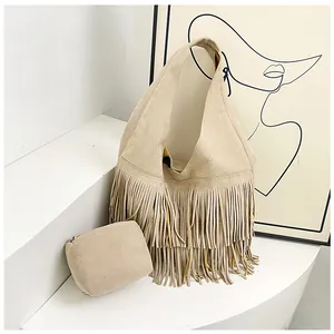 Detail van de beige suède-look tas met lange franjes en een bijbehorende kleine pouch