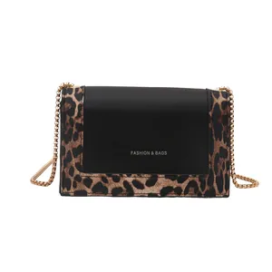 Mini sac bandoulière avec rabat noir et côtés à imprimé léopard marron