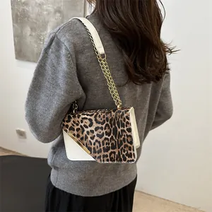 Borsa a tracolla alla moda con stampa leopardata in pelle bianca e catena dorata