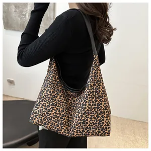 Sac à bandoulière tendance à motif léopard avec grande capacité porté par un mannequin